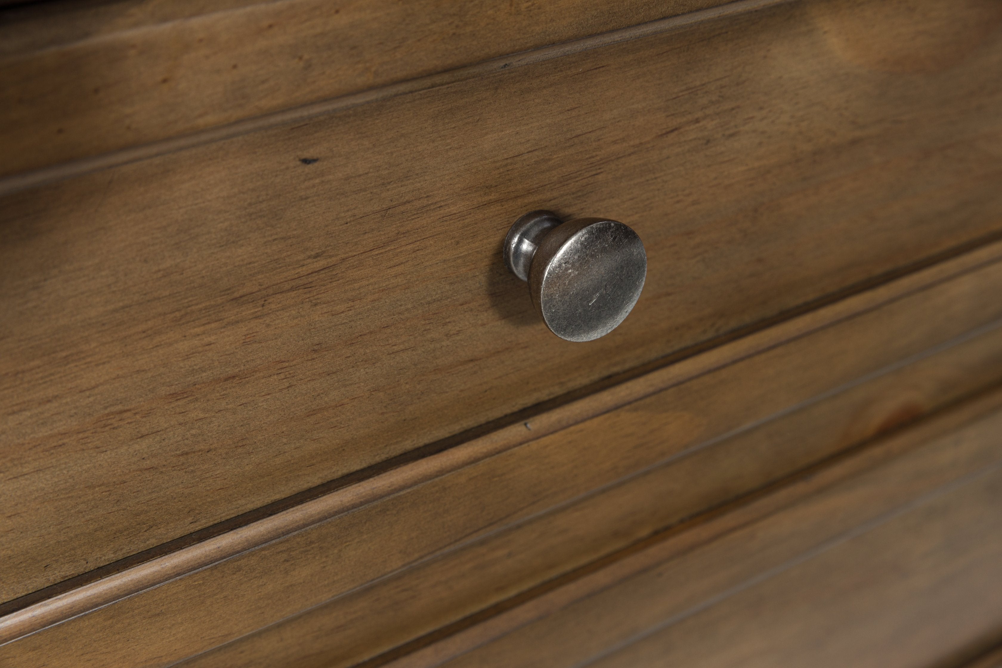 Feddinger Chest of Drawers